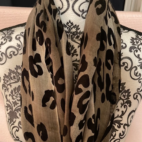 Leopard print scarf - Picture 2 of 5